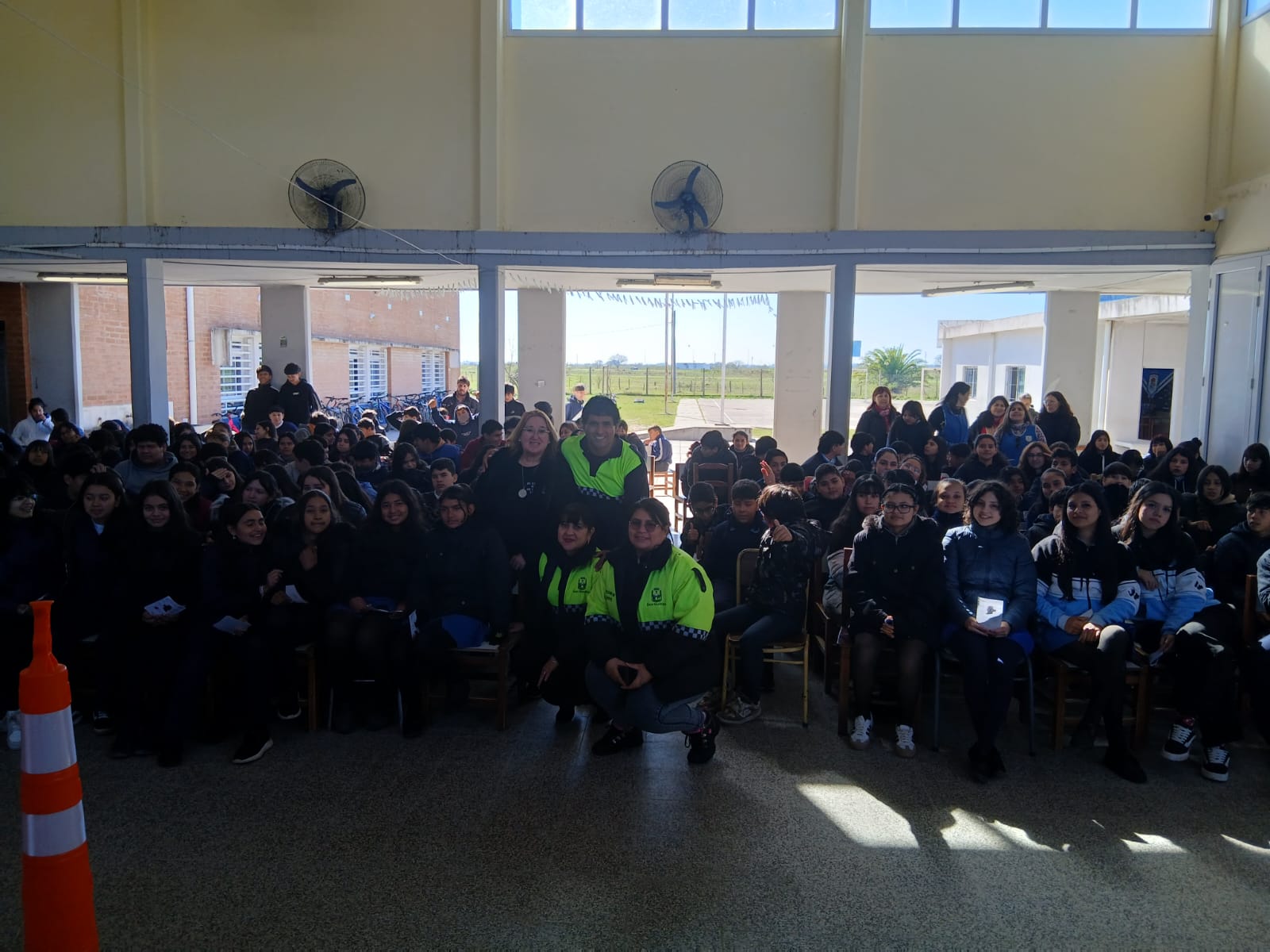 Estudiantes del Colegio Brigadier Zini junto al equipo de Estrellas Amarillas Goya y la Dirección de Tránsito