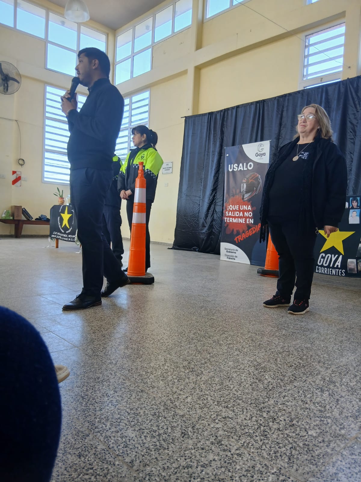 Charla de seguridad vial ante los estudiantes, con Viviana Canaparro y personal de Tránsito
