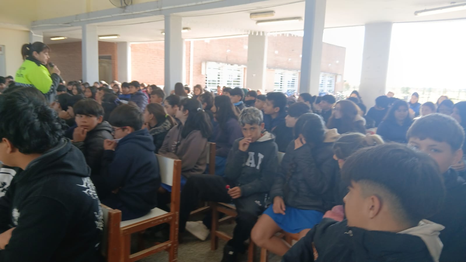 Estudiantes escuchando la charla de seguridad vial