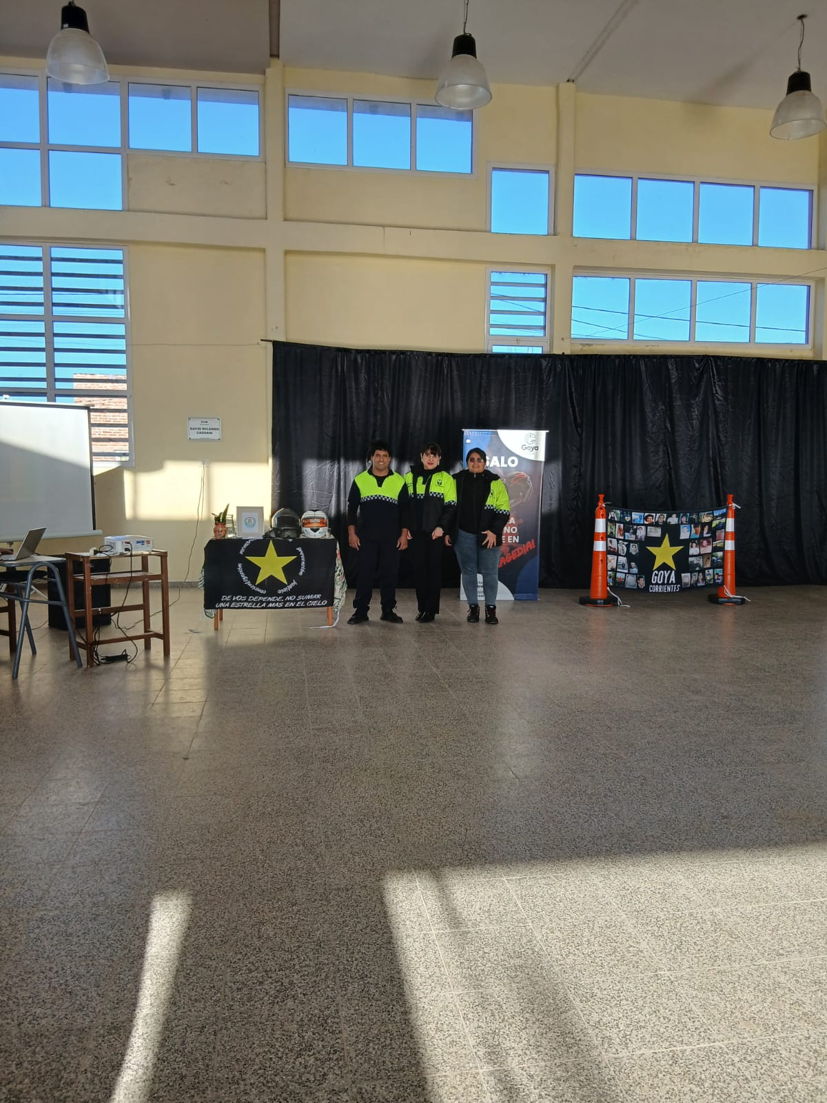 Banderas de Estrellas Amarillas y cascos exhibidos en el salón del colegio