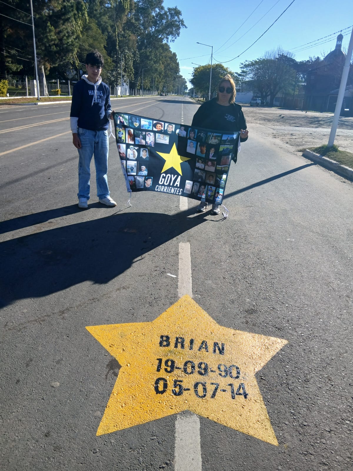 Estrella amarilla pintada en memoria de Brian sobre una avenida de Goya