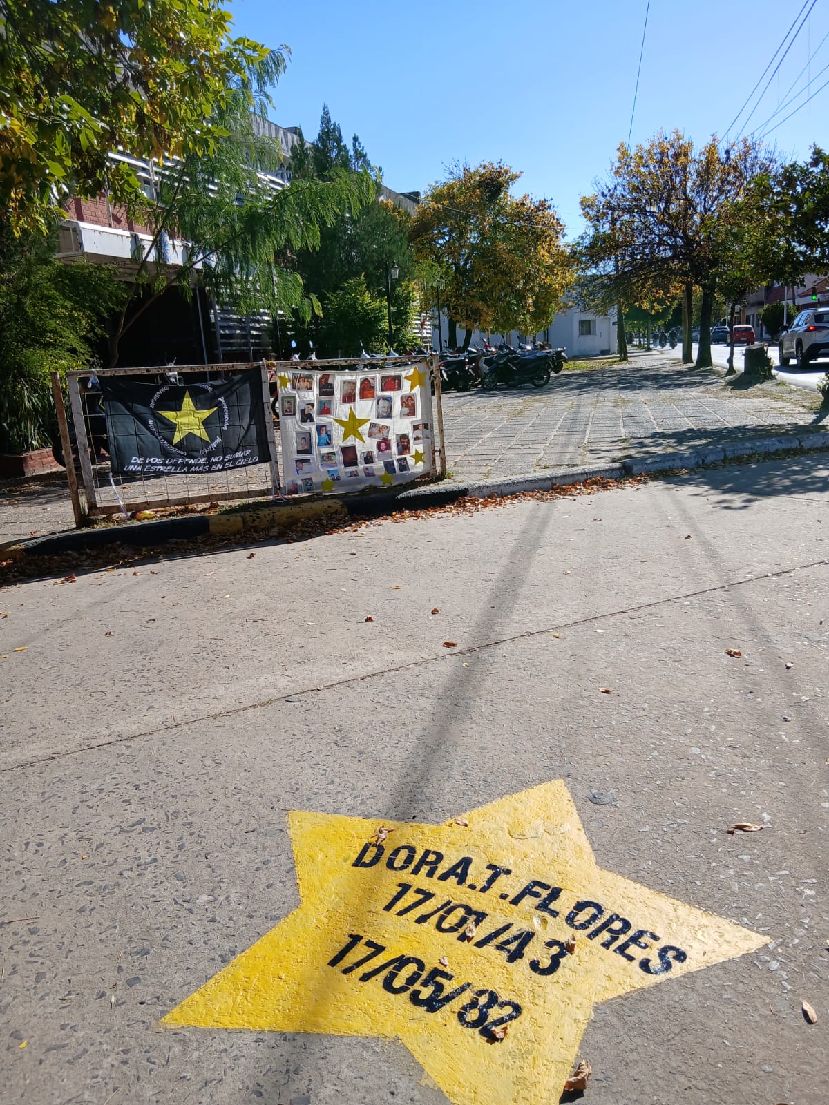 Estrella amarilla en memoria de Dora T. Flores pintada sobre la calzada
