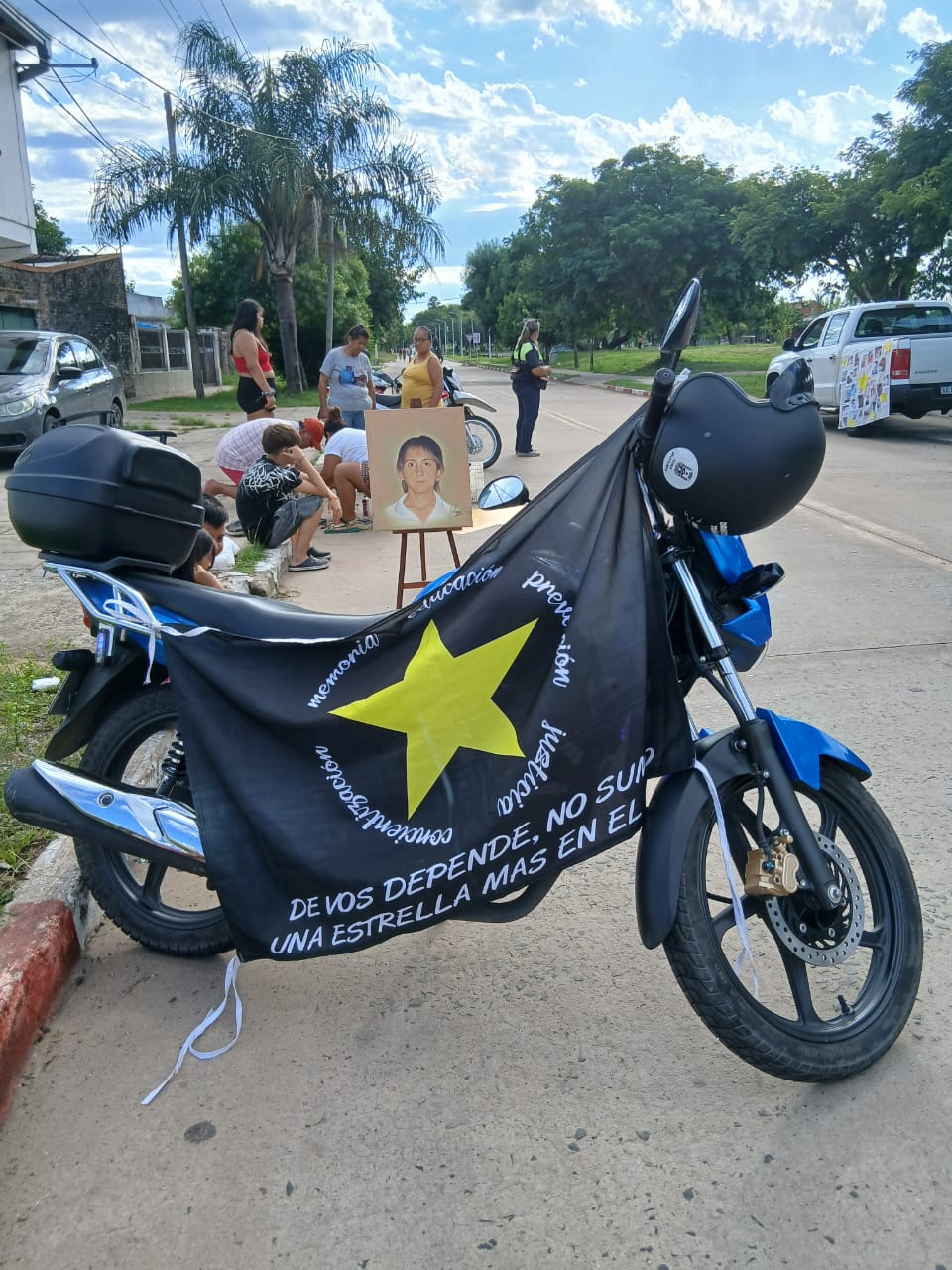 Bandera de Estrellas Amarillas Goya sobre una moto durante un homenaje en la calle