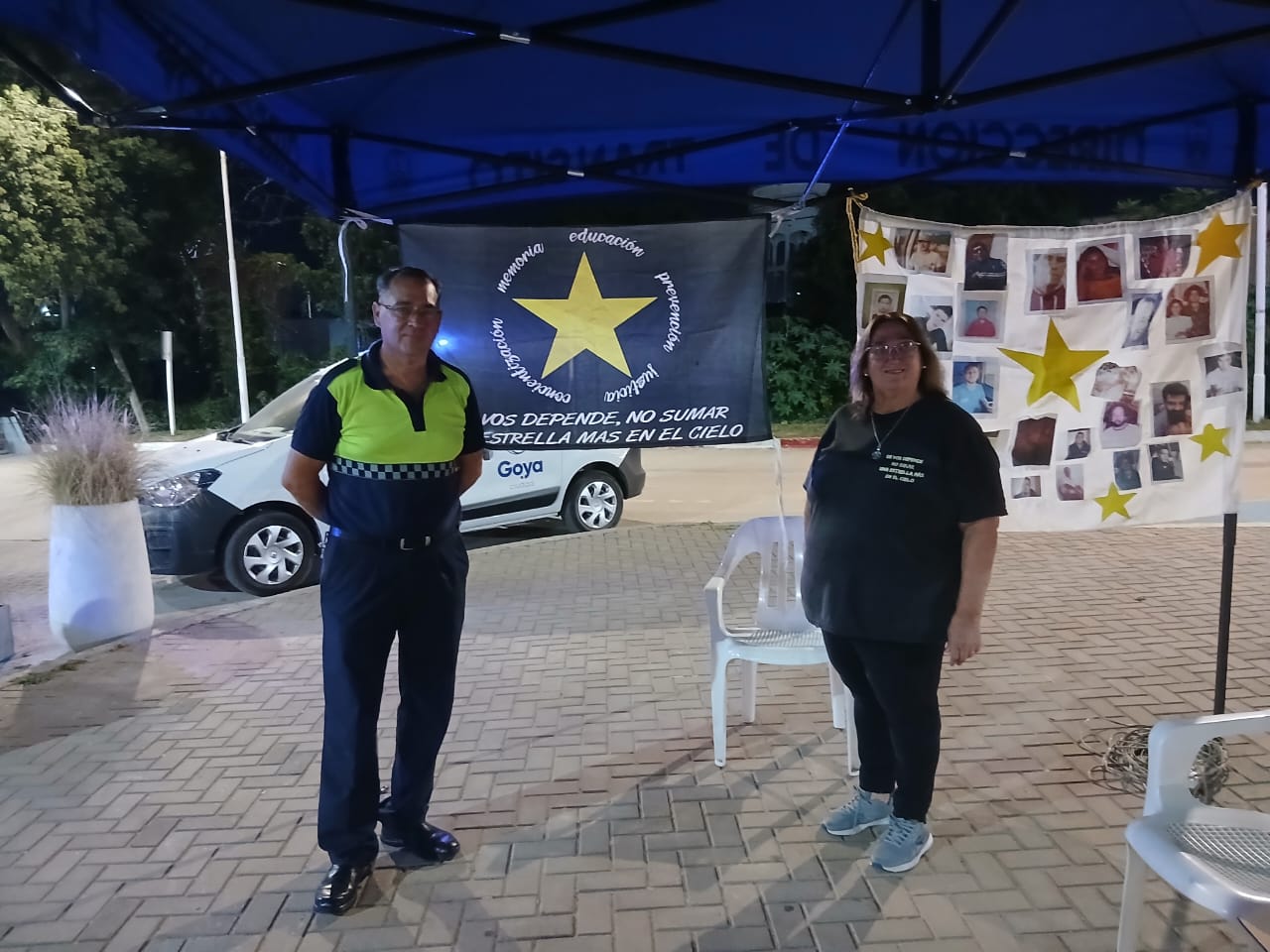 Stand de Estrellas Amarillas Goya junto a la Dirección de Tránsito durante una jornada nocturna