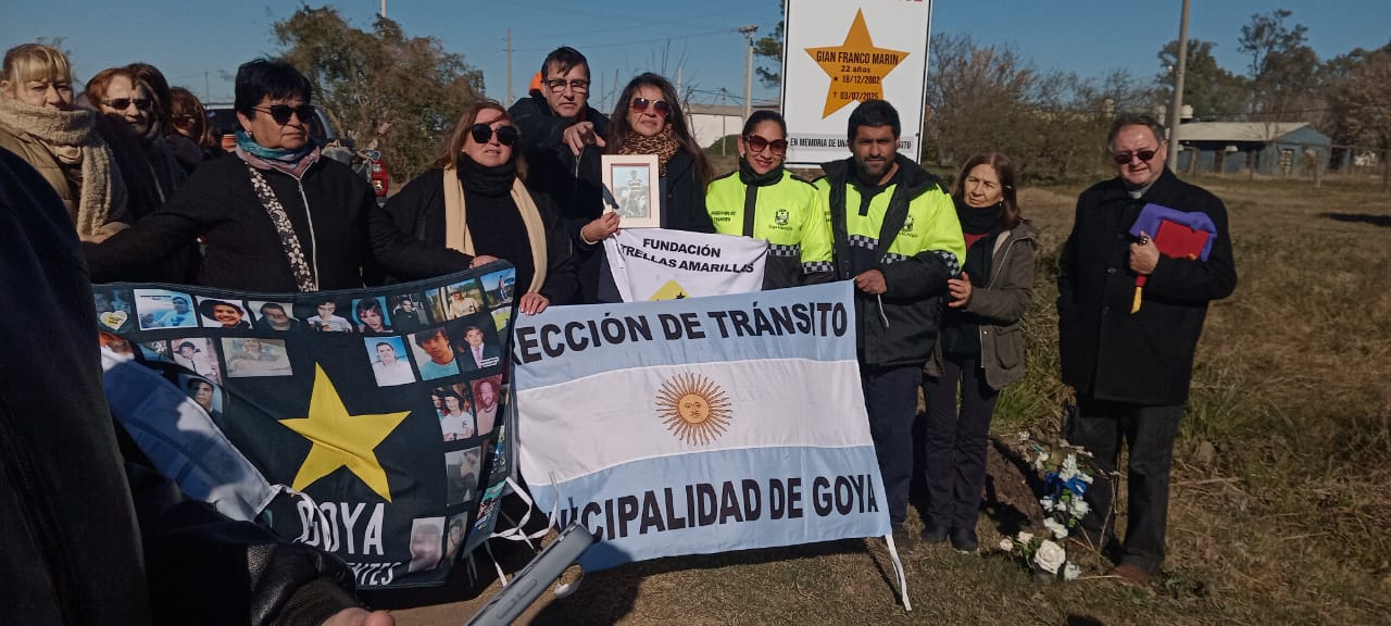 Equipo de Estrellas Amarillas Goya junto a familias de Curuzú Cuatiá